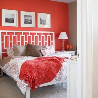 Червена стена в спалнята