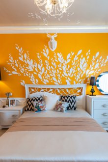 Жълти стени в спалнята