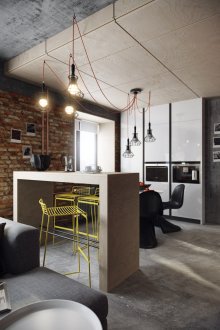 Kaunter bar kayu di pangsapuri studio