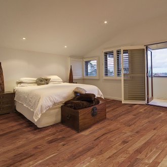 Lantai walnut di dalam bilik tidur