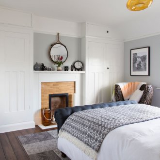 Niche above the fireplace in the bedroom