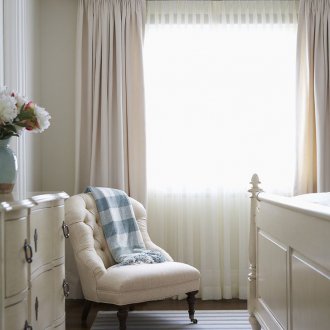 Двойни бели завеси