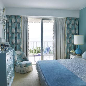 Двойни сини завеси