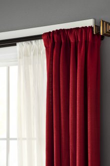 Двойни червени завеси