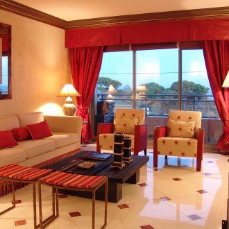 Червени завеси с бандеро