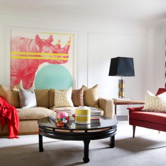 Червени завеси с геометрични шарки.