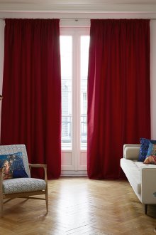 Червени обикновени завеси