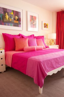 Червени завеси в интериора на спалнята