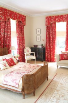 Червени завеси в стил Прованс