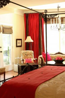 Червени завеси в спалнята