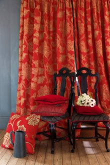 Червени завеси с модел