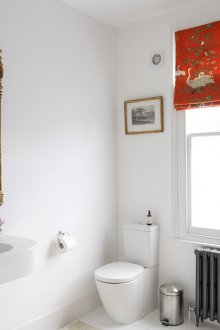 Червени завеси в банята