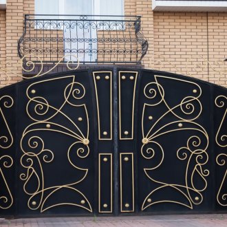 Черна ограда със златен декор