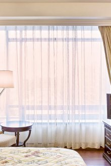 Оформяне на завеси в спалнята