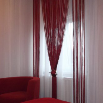 Ниски червени завеси