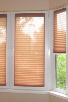 Кафяви завеси за тапети на балкона