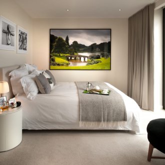 Katil di seberang tingkap