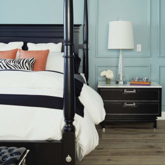 Tempat tidur di bilik tidur