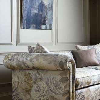 Диван за лятна резиденция с флорална тапицерия