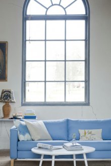 Син диван в интериора