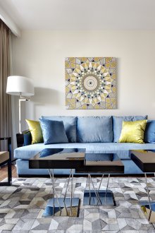 Син диван върху метална рамка