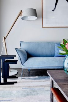 Син диван в стил Арт Нуво