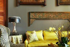 Sofa kuning dengan upholsteri satin