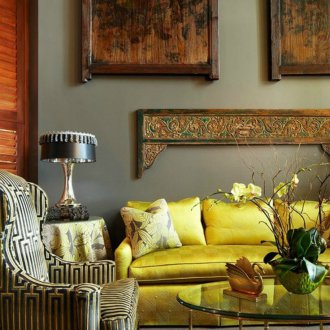 Жълт диван със сатенена тапицерия