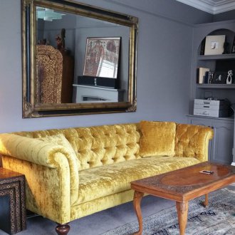 Жълт кадифен диван