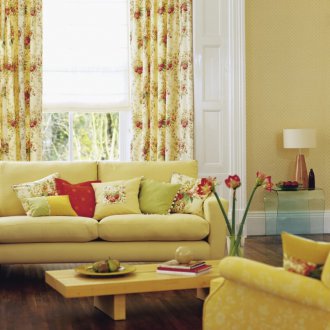Жълт диван в интериора на хола