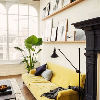 Жълт диван в интериора