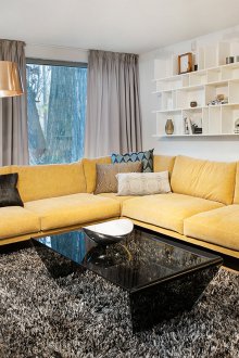 Жълт диван в семпъл дизайн