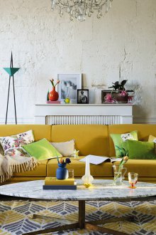 Жълт троен диван