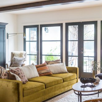 Диван от жълт велур