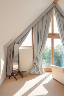 Завеси от едната страна на френския прозорец