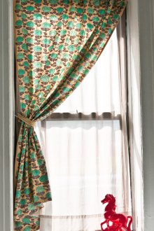 Завеси от едната страна с модел