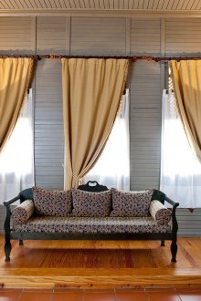 Жълти завеси от едната страна