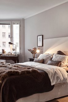 Das Schlafzimmer in Chruschtschow im skandinavischen Stil