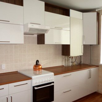 Paip di dalam kabinet gantung di dapur