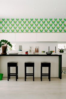 Paip dinding dipasang di dapur