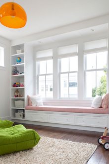 Диван покрай прозореца за момиче