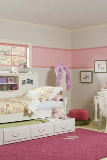 Резбован диван за момиче