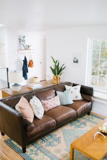 Дивани възглавници в пастелни цветове