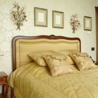 Огледална стена в хола