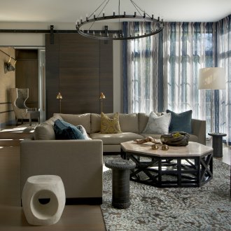 Сиви и сини завеси на таванско помещение