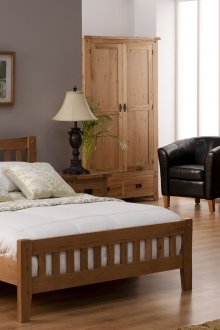 Lilac dan kertas dinding krim di dalam bilik tidur