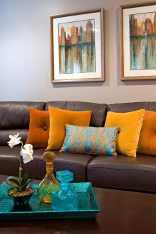 Кафяв диван с възглавници