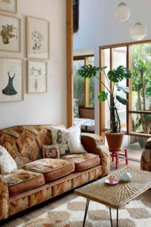 Кафяв рисуван диван