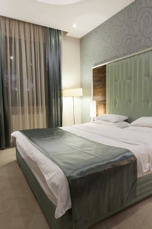 Kertas dinding putih dan kelabu dengan corak abstrak.