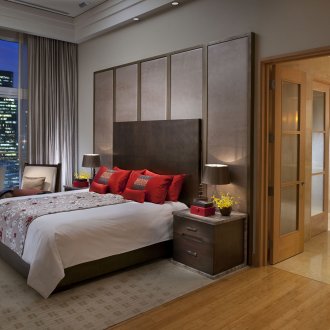 Kertas dinding kelabu di bilik tidur besar